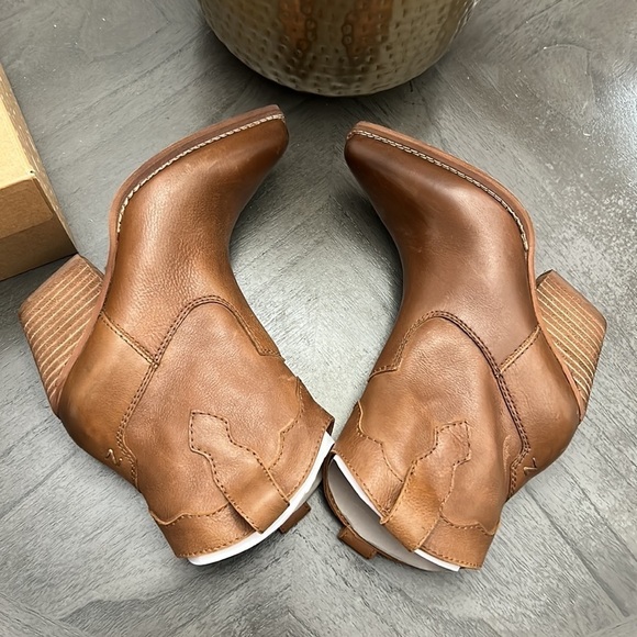 ZODIAC Women's Roslyn Western Booties - Picture 9 of 13